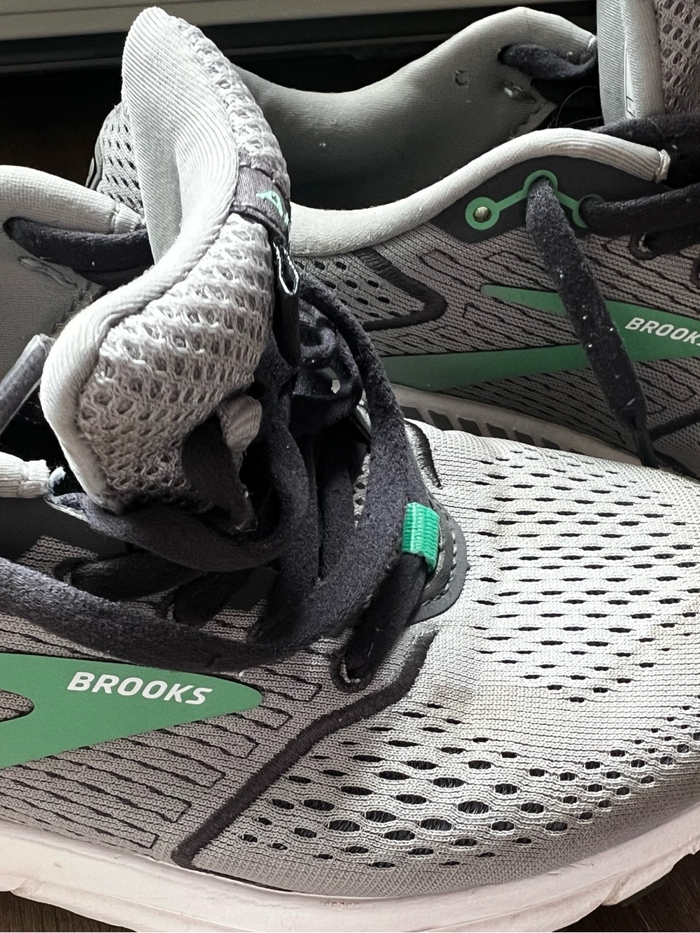 Brooks Women’s Ariel Running Shoes - Gray / Mint Green Accent. Size 8 runs small - Picture 9 of 11